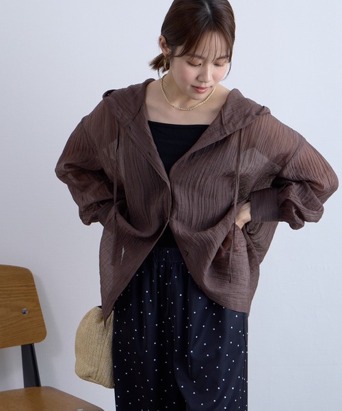 Aunely（オーネリー）の「【Aunely】 軽やか 楊柳 シアーエア フード シャツ/マシンウォッシャブル＜YOSOOIシリーズ＞（シャツ/ブラウス・レディース・ライトブルー/ブラウン/チャコールグレー/オフホワイト/ブラック/ベージュ・M/L）」の4枚目の写真