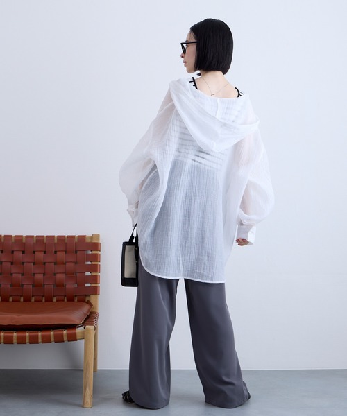 Aunely（オーネリー）の「【Aunely】 軽やか 楊柳 シアーエア フード シャツ/マシンウォッシャブル＜YOSOOIシリーズ＞（シャツ/ブラウス・レディース・ライトブルー/ブラウン/チャコールグレー/オフホワイト/ブラック/ベージュ・M/L）」の22枚目の写真