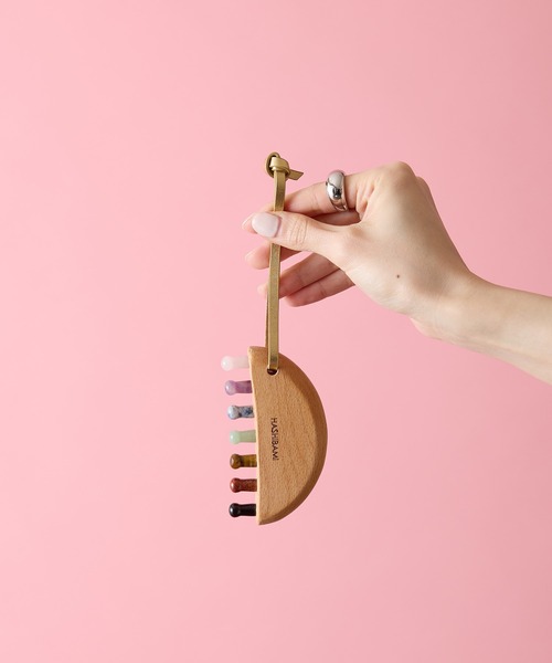 HASHIBAMI（ハシバミ）の「【HASHIBAMI】天然石 ハーフムーン カッサチャーム（キーホルダー・レディース・マルチ/ピンク/ホワイト・FREE）」の3枚目の写真