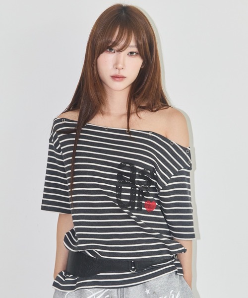 as you are(アズユーアー)の「◇ASYOUARE◇ブランド直輸入正規品/ストライプオフショルダーTシャツ STRIPED OFF-SHOULDER T-SHIRT(Tシャツ/カットソー・レディース・ブラック/チャコール/グレー・FREE)」の8枚目の写真