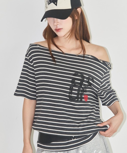 as you are(アズユーアー)の「◇ASYOUARE◇ブランド直輸入正規品/ストライプオフショルダーTシャツ STRIPED OFF-SHOULDER T-SHIRT(Tシャツ/カットソー・レディース・ブラック/チャコール/グレー・FREE)」の7枚目の写真