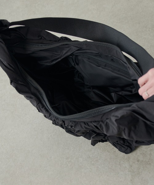 Cote&Ciel（コートエシエル）の「【Cote&Ciel】Hyco S Otra Gathered Black（ショルダーバッグ・メンズ・ブラック・FREE）」の7枚目の写真