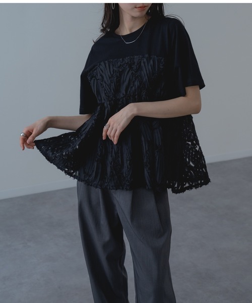 refinedworks（リファインドワークス）の「【refinedworks】異素材 ドッキング ペプラム シルエット プルオーバー！（Tシャツ/カットソー・レディース・オフホワイト/ブラック・FREE）」の2枚目の写真