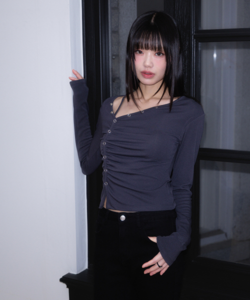 ROSEFRANTZ（ロゼフランツ）の「Unbalanced Shirring Long Sleeve [Charcoal]（Tシャツ/カットソー・レディース・チャコールグレー・OS）」の5枚目の写真