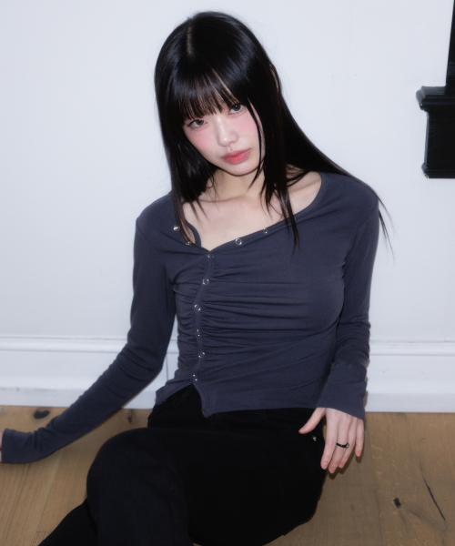 ROSEFRANTZ（ロゼフランツ）の「Unbalanced Shirring Long Sleeve [Charcoal]（Tシャツ/カットソー・レディース・チャコールグレー・OS）」の10枚目の写真