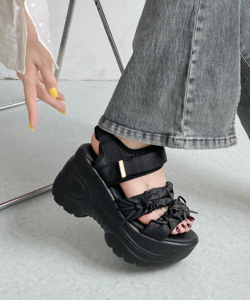 Shoes in Closet(シューズインクローゼット)の「+9.0㎝ 超軽量 厚底 ソフトレザー リボン ギャザー サンダル 5813(サンダル・レディース・ベージュ/ブラック×ブラック/グレー・3L/L/LL/M/S)」の2枚目の写真