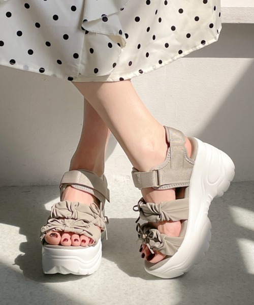 Shoes in Closet(シューズインクローゼット)の「+9.0㎝ 超軽量 厚底 ソフトレザー リボン ギャザー サンダル 5813(サンダル・レディース・ベージュ/ブラック×ブラック/グレー・3L/L/LL/M/S)」の3枚目の写真