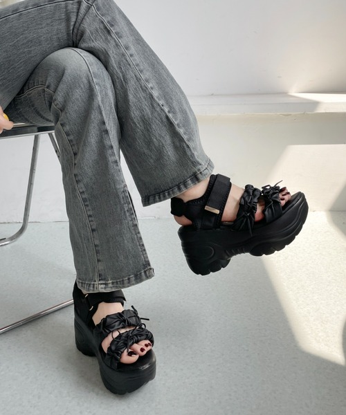 Shoes in Closet(シューズインクローゼット)の「+9.0㎝ 超軽量 厚底 ソフトレザー リボン ギャザー サンダル 5813(サンダル・レディース・ベージュ/ブラック×ブラック/グレー・3L/L/LL/M/S)」の4枚目の写真