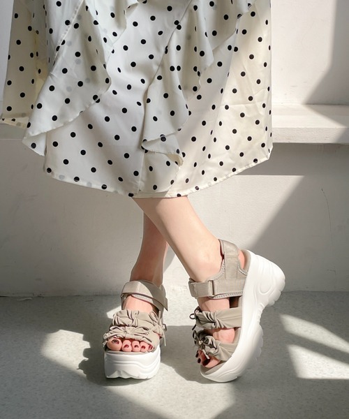 Shoes in Closet(シューズインクローゼット)の「+9.0㎝ 超軽量 厚底 ソフトレザー リボン ギャザー サンダル 5813(サンダル・レディース・ベージュ/ブラック×ブラック/グレー・3L/L/LL/M/S)」の21枚目の写真