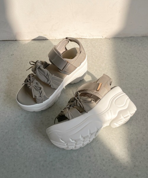 Shoes in Closet(シューズインクローゼット)の「+9.0㎝ 超軽量 厚底 ソフトレザー リボン ギャザー サンダル 5813(サンダル・レディース・ベージュ/ブラック×ブラック/グレー・3L/L/LL/M/S)」の22枚目の写真