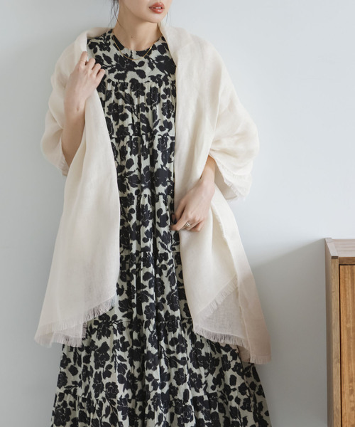 THROW(スロー)の「《NOBLE別注カラー・》THROW/スロー Light Linen Color Stole(ストール/ショール・レディース・ブラウン/ホワイト系その他/ベージュ・FREE)」の1枚目の写真