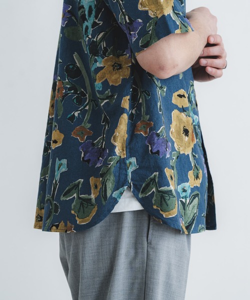 quadro（クオドロ）の「綿麻シーチング花柄pt BD半袖シャツ（シャツ/ブラウス・メンズ・ネイビー・MEDIUM/LARGE）」の6枚目の写真