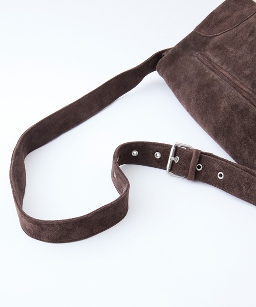 Parts Lab.(パーツラボ)の「【Parts Lab.】Cow Suede Flap Shoulder Bag / リアルスエードフラップショルダーバッグ(ショルダーバッグ・メンズ・ブラウン/ダークグリーン・FREE)」の3枚目の写真