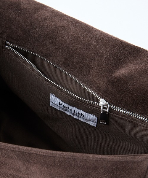 Parts Lab.(パーツラボ)の「【Parts Lab.】Cow Suede Flap Shoulder Bag / リアルスエードフラップショルダーバッグ(ショルダーバッグ・メンズ・ブラウン/ダークグリーン・FREE)」の11枚目の写真