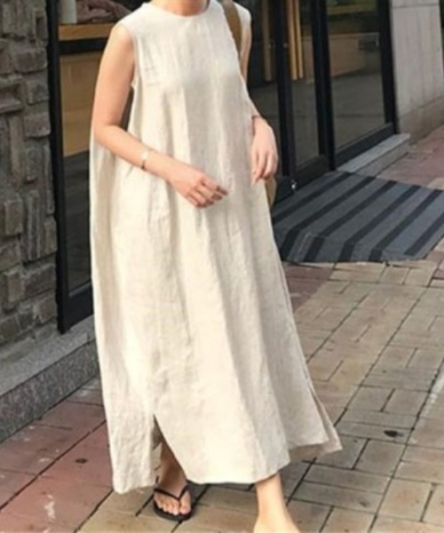 AMAJI(アマジ)の「ラウンドネック ノースリーブ サイドギャザー ウエストベルト ポケット付き ロングワンピース(ワンピース・レディース・ベージュ/ブラウン・FREE)」の1枚目の写真