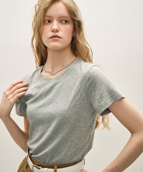 uchi.(ウチ)の「バックシーム デザイン やわらかい綿レーヨン素材 半袖Tシャツ(Tシャツ/カットソー・レディース・イエロー/ブラック/サックスブルー/ホワイト/グレー/パープル・FREE)」の4枚目の写真