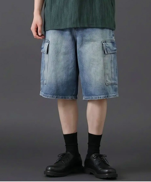 revertical(リバーティカル)の「ヴィンテージウォッシュデニムカーゴショートパンツ/ビッグポケット ワイドシルエット(デニムパンツ・メンズ・サックスブルー/ブラック・LARGE/MEDIUM)」の2枚目の写真