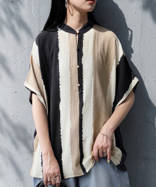antiqua（アンティカ）の「ストライプ柄 バンドカラーブラウス（シャツ/ブラウス・レディース・ブラックミックス/ネイビー系・P/R）」の2枚目の写真