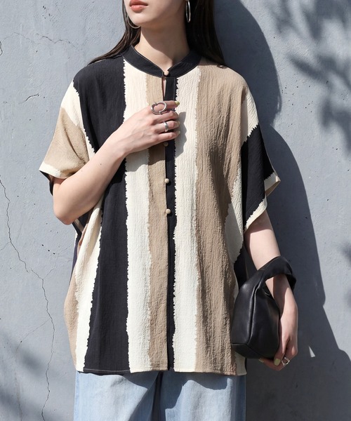 antiqua（アンティカ）の「ストライプ柄 バンドカラーブラウス（シャツ/ブラウス・レディース・ブラックミックス/ネイビー系・P/R）」の3枚目の写真