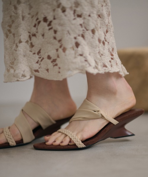 LAULEN(ローレン)の「braided strap asymmetric mules / 編み込みストラップ アシンメトリーミュール(サンダル・レディース・ベージュ/ブラウン/ブラック・24cm/23cm/25cm)」の11枚目の写真
