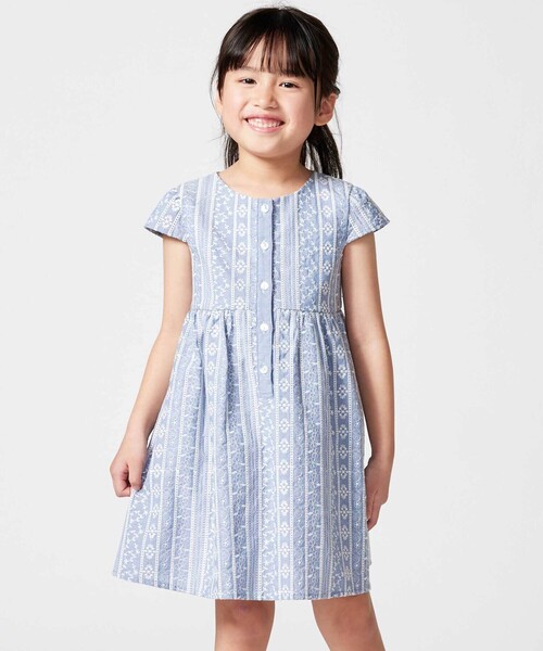 BeBe（ベベ）の「【お揃い】シャンブレーレース刺しゅうストライプワンピース（ワンピース・キッズ・ブルー系その他/レッド系その他・140cm/130cm/150cm/110cm/120cm）」の2枚目の写真