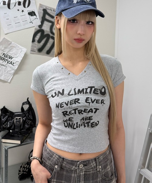 Figments(フィグメンツ)の「アイレットVネックT(Tシャツ/カットソー・レディース・グレー/ブラック・FREE)」の3枚目の写真