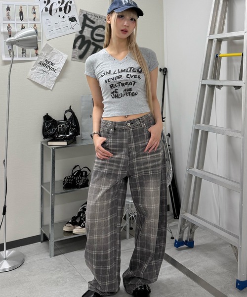 Figments(フィグメンツ)の「アイレットVネックT(Tシャツ/カットソー・レディース・グレー/ブラック・FREE)」の4枚目の写真