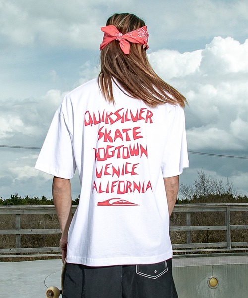 Quiksilver(クイックシルバー)の「<QUIKSILVER X DOGTOWN> メンズ DTQS PG LETTER PRINT ST 半袖コットンTシャツ バックロゴ【2026年夏モデル】(Tシャツ/カットソー・メンズ・ホワイト/ブラック・X-LARGE/MEDIUM/LARGE)」の1枚目の写真