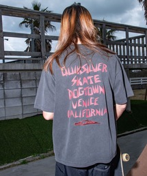 <QUIKSILVER X DOGTOWN> メンズ DTQS PG LETTER PRINT ST 半袖コットンTシャツ バックロゴ【2026年夏モデル】
