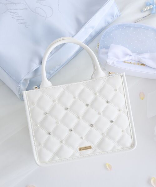 Maison de FLEUR（メゾンドフルール）の「パールビジューキルティングスクエアショルダー（ショルダーバッグ・レディース・ライトブルー/アイボリー・FREE）」の2枚目の写真