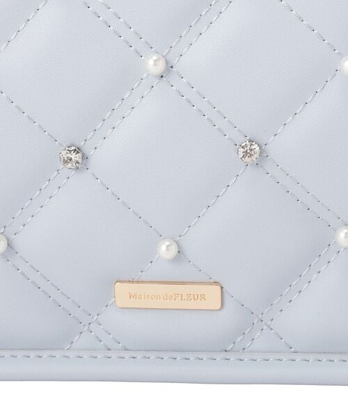 Maison de FLEUR（メゾンドフルール）の「パールビジューキルティングスクエアショルダー（ショルダーバッグ・レディース・ライトブルー/アイボリー・FREE）」の5枚目の写真