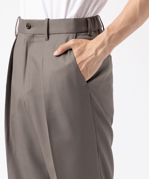 markaware(マーカウェア)の「ONE TUCK TAPERED TROUSERS(その他パンツ・メンズ・グレイッシュベージュ・1)」の4枚目の写真