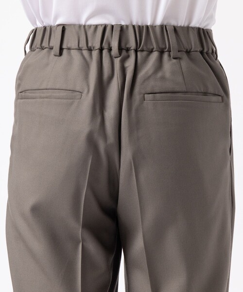 markaware(マーカウェア)の「ONE TUCK TAPERED TROUSERS(その他パンツ・メンズ・グレイッシュベージュ・1)」の2枚目の写真