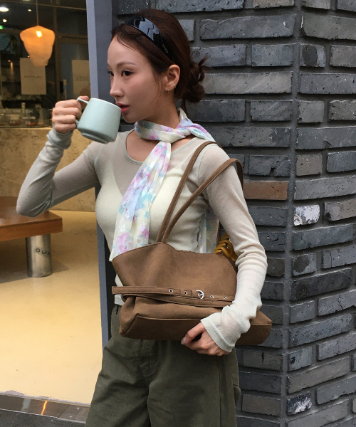 LETERIE(レテリー)の「MELLOW リバーシブルベルト付きトートバッグ_8カラー(トートバッグ・レディース・ミント/PINK/イエロー/ブラック/ブラウン系その他/ワイン系/オリーブ/ブラック×ブラック・FREE)」の12枚目の写真