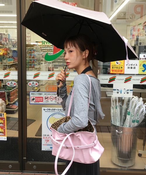 LETERIE(レテリー)の「MELLOW リバーシブルベルト付きトートバッグ_8カラー(トートバッグ・レディース・ミント/PINK/イエロー/ブラック/ブラウン系その他/ワイン系/オリーブ/ブラック×ブラック・FREE)」の22枚目の写真