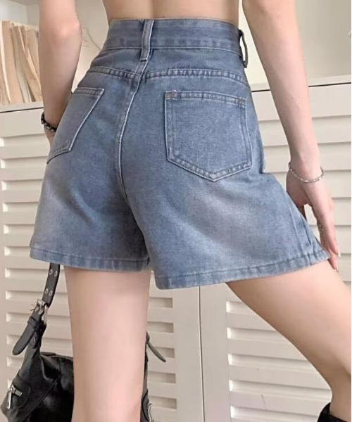 &soiree(アンドソワレ)の「ボックスプリーツデニムミニスカパン(デニムパンツ・レディース・ブルー・X-LARGE/LARGE/MEDIUM/SMALL/X-SMALL)」の4枚目の写真