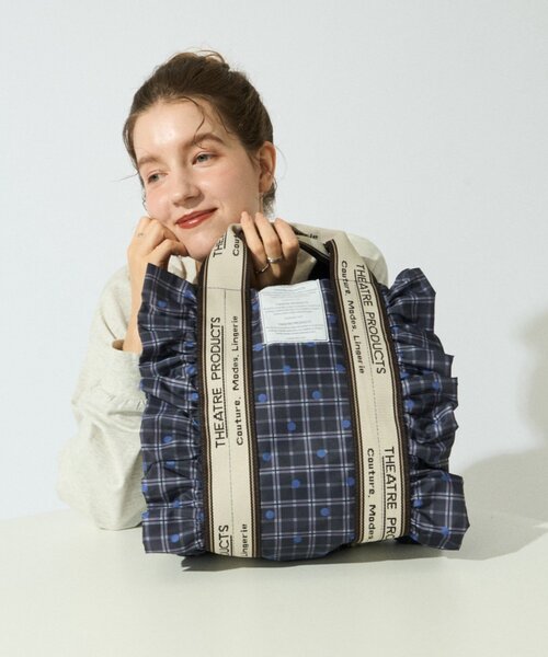 THEATRE PRODUCTS(シアタープロダクツ)の「【THEATRE PRODUCTS別注】ツイルドットチェックスクエアフリルバッグ(ショルダーバッグ・レディース・カーキ/ブラック/ネイビー・ONE SIZE)」の3枚目の写真