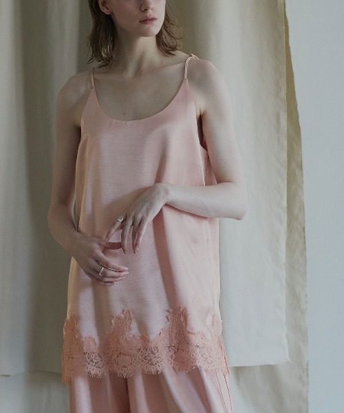 W:Huku（フーク）の「シルキーサテンレースキャミソール / Silky Satin Lace Camisole（キャミソール・レディース・ネイビー/オフホワイト/ピンク/ブラウン・FREE）」の4枚目の写真