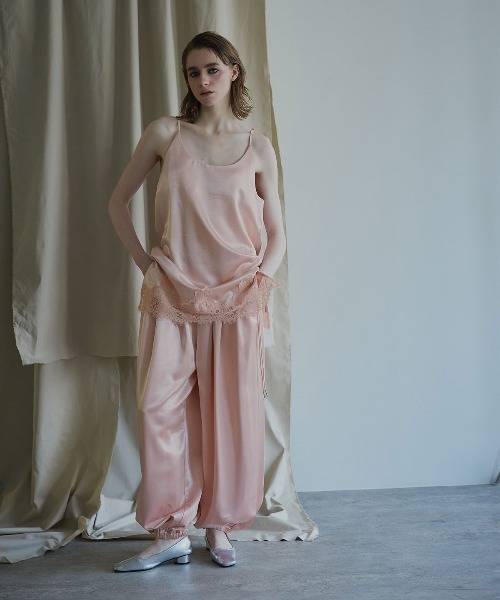 W:Huku（フーク）の「シルキーサテンレースキャミソール / Silky Satin Lace Camisole（キャミソール・レディース・ネイビー/オフホワイト/ピンク/ブラウン・FREE）」の22枚目の写真