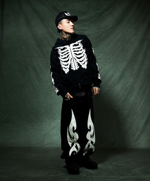 SUPPLIER(サプライヤー)の「ジップフーディ|Fire Bones Leather Patch Zip Hoodie|SUPPLIER(パーカー・メンズ・ダークグレー/ブラック・LARGE/X-LARGE/SMALL/MEDIUM)」の3枚目の写真