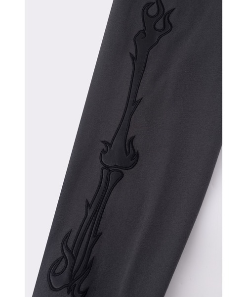 SUPPLIER(サプライヤー)の「ジップフーディ|Fire Bones Leather Patch Zip Hoodie|SUPPLIER(パーカー・メンズ・ダークグレー/ブラック・LARGE/X-LARGE/SMALL/MEDIUM)」の19枚目の写真