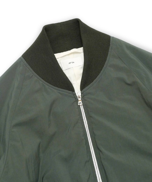 ATON(エイトン)の「【ATON】 FIBRIL NYLON SATIN FLIGHT JACKET(MA-1・メンズ・カーキ・4)」の3枚目の写真