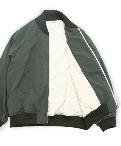 ATON(エイトン)の「【ATON】 FIBRIL NYLON SATIN FLIGHT JACKET(MA-1・メンズ・カーキ・4)」の6枚目の写真