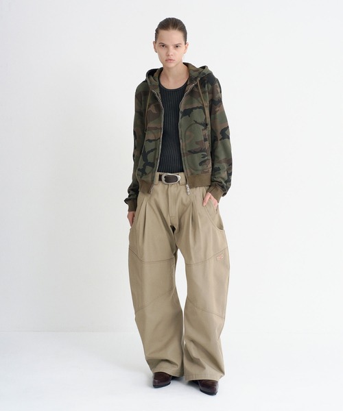 NVRFRGT(ネヴァーフォーゲット)の「Dickies×NVRFRGT DOUBLE KNEE CURVED LEG UTILITY WORK PANTS(その他パンツ・レディース・カーキ/ブラック/ダークグレー・0/2/1)」の1枚目の写真