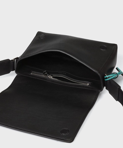 Paul Smith(ポールスミス)の「クリーンレザー ショルダーバッグ【553461 N341S】(ショルダーバッグ・メンズ・グレイッシュベージュ/ブラック・FREE)」の5枚目の写真