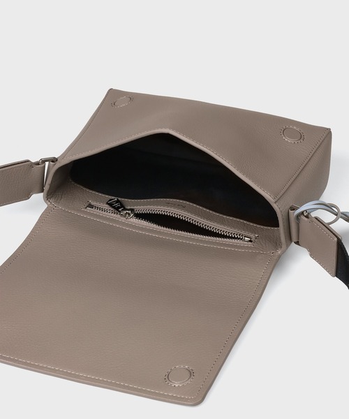 Paul Smith(ポールスミス)の「クリーンレザー ショルダーバッグ【553461 N341S】(ショルダーバッグ・メンズ・グレイッシュベージュ/ブラック・FREE)」の12枚目の写真