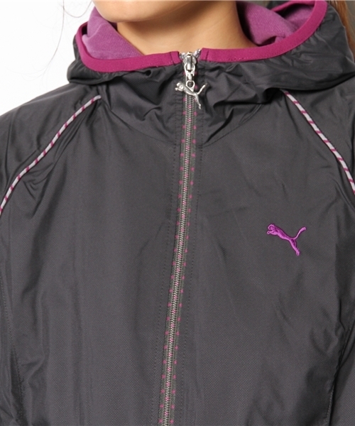 PUMA(プーマ)の「裏トリコット フード付ウーブンジャケット (WOMEN)(パーカー・レディース・ブラック×レッド/ブラック×パープル/ブラック×ブルー/ネイビー系・LARGE/MEDIUM/O/SMALL)」の9枚目の写真