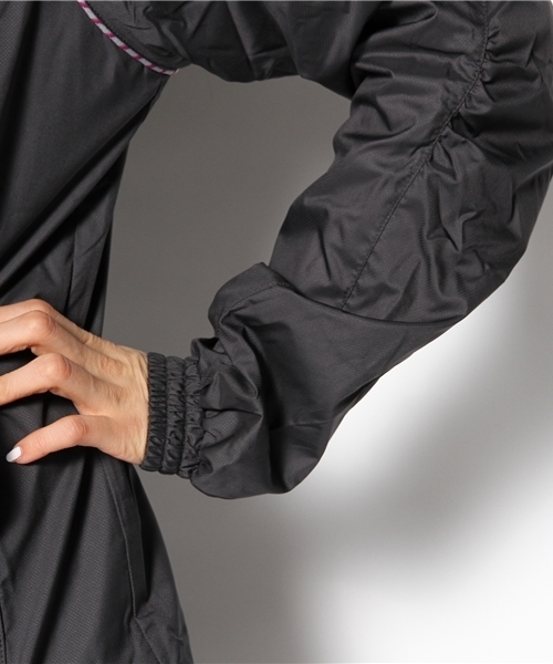 PUMA(プーマ)の「裏トリコット フード付ウーブンジャケット (WOMEN)(パーカー・レディース・ブラック×レッド/ブラック×パープル/ブラック×ブルー/ネイビー系・LARGE/MEDIUM/O/SMALL)」の10枚目の写真