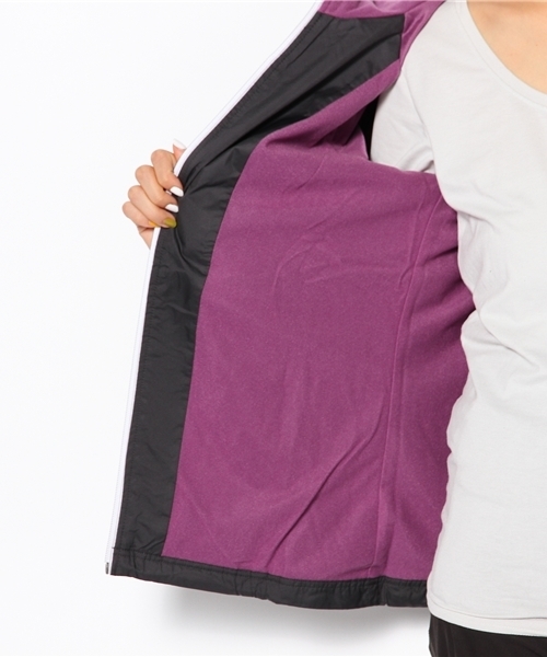 PUMA(プーマ)の「裏トリコット フード付ウーブンジャケット (WOMEN)(パーカー・レディース・ブラック×レッド/ブラック×パープル/ブラック×ブルー/ネイビー系・LARGE/MEDIUM/O/SMALL)」の12枚目の写真