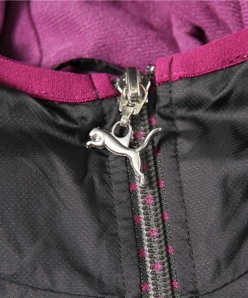 PUMA(プーマ)の「裏トリコット フード付ウーブンジャケット (WOMEN)(パーカー・レディース・ブラック×レッド/ブラック×パープル/ブラック×ブルー/ネイビー系・LARGE/MEDIUM/O/SMALL)」の13枚目の写真